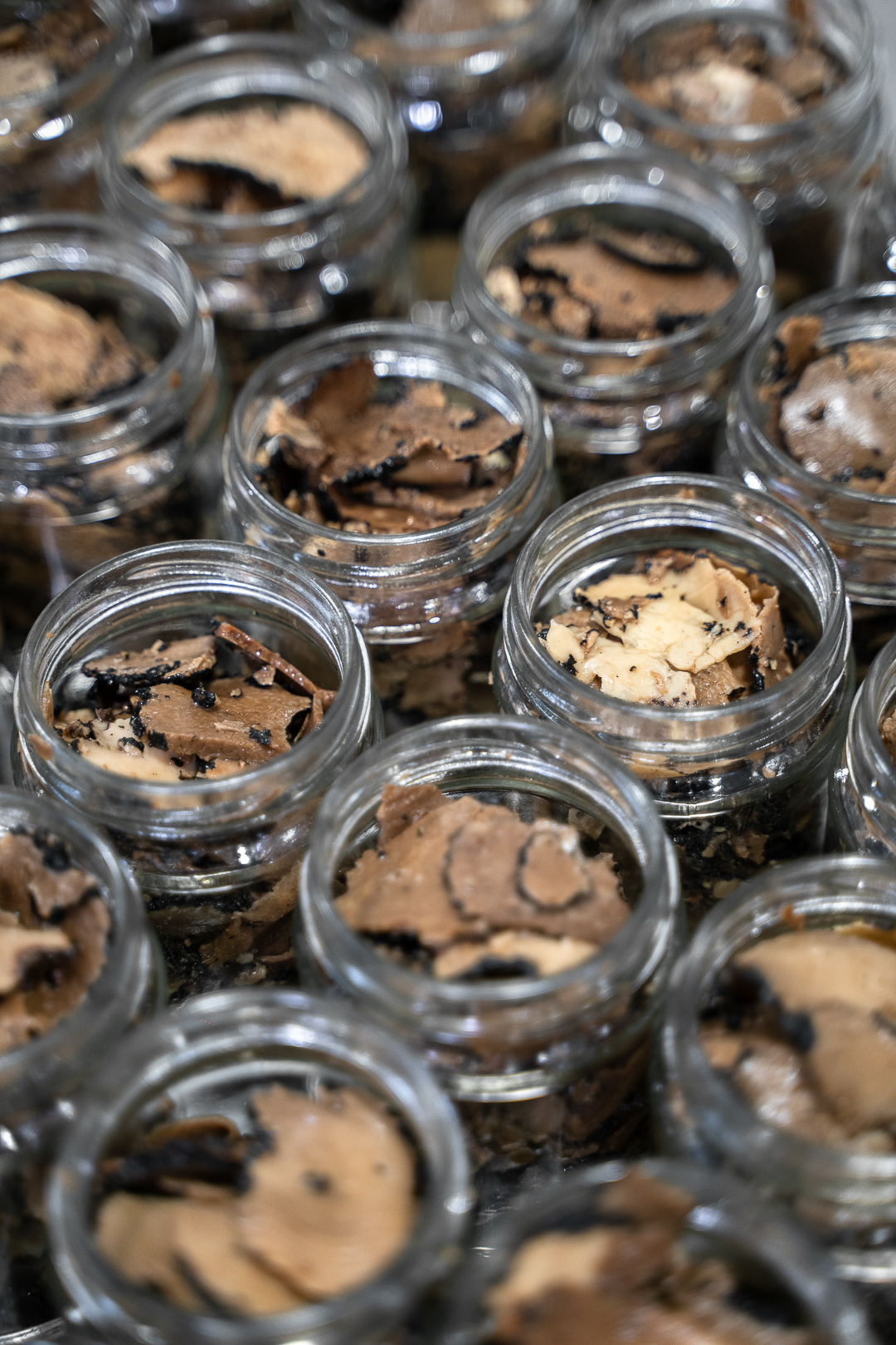 Vasetti di tartufo in produzione